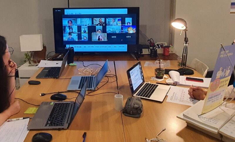 デスクの上のラップトップコンピューターを使っている男性 低い精度で自動的に生成された説明