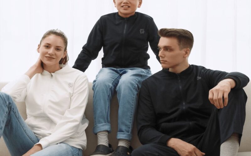 人, 座る, 民衆, 男 が含まれている画像 自動的に生成された説明